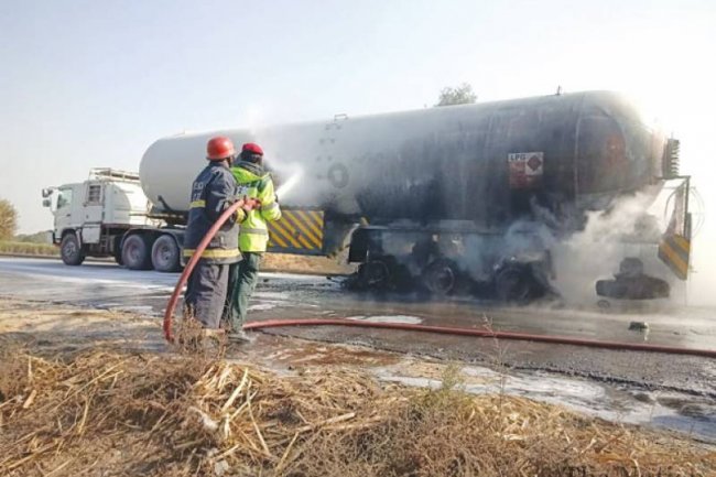 UAE: 3 hurt after tanker catches fire due to an accident in Dubai